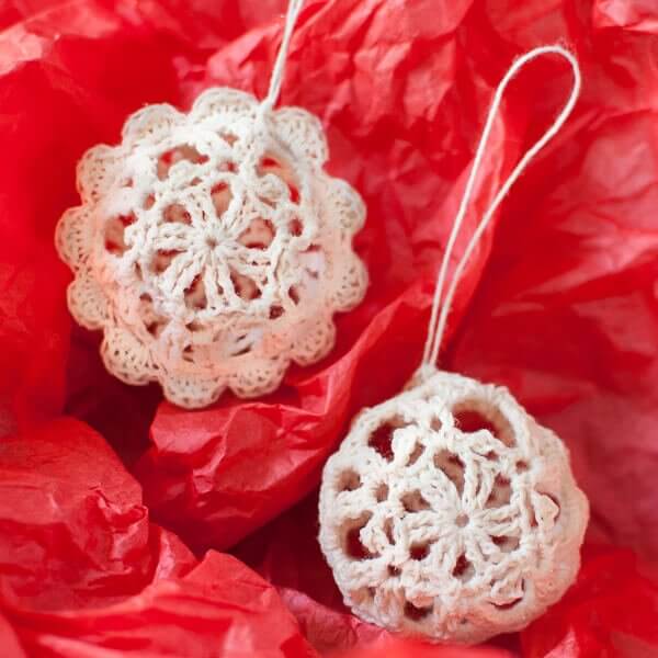 Free Crochet Christmas Ornament Patterns | www.petalstopicots.com | #crochet #lace #Christmas #ornaments