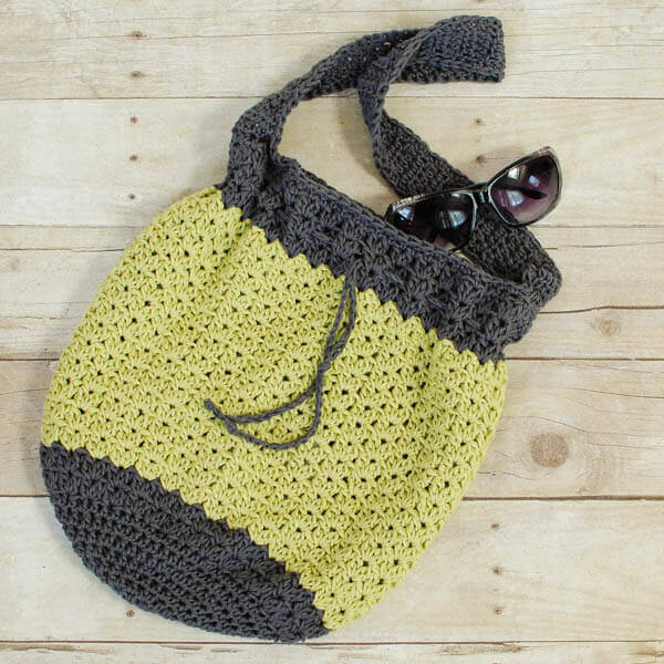 Summer Crochet Bag Pattern | www.petalstopicots.com | #crochet #pattern #bag #tote #purse #summer
