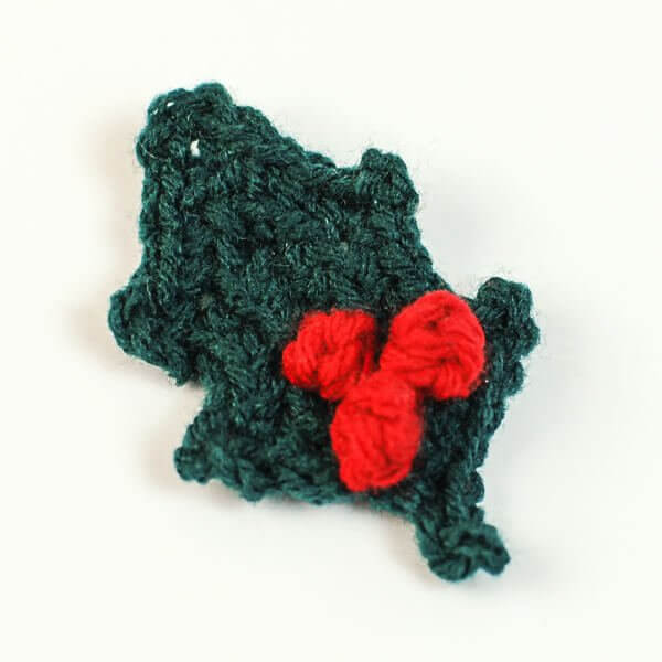 Holly Leaf with Berries Crochet Pattern | www.petalstopicots.com | #crochet #holly #Christmas