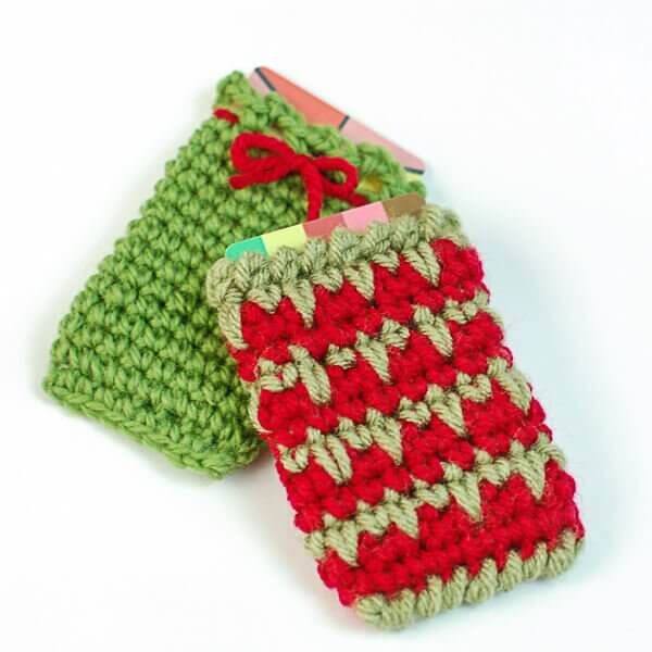 Holiday Gift Card Holder Crochet Patterns | www.petalstopicots.com | #crochet #giftcardholder #Christmas #holiday