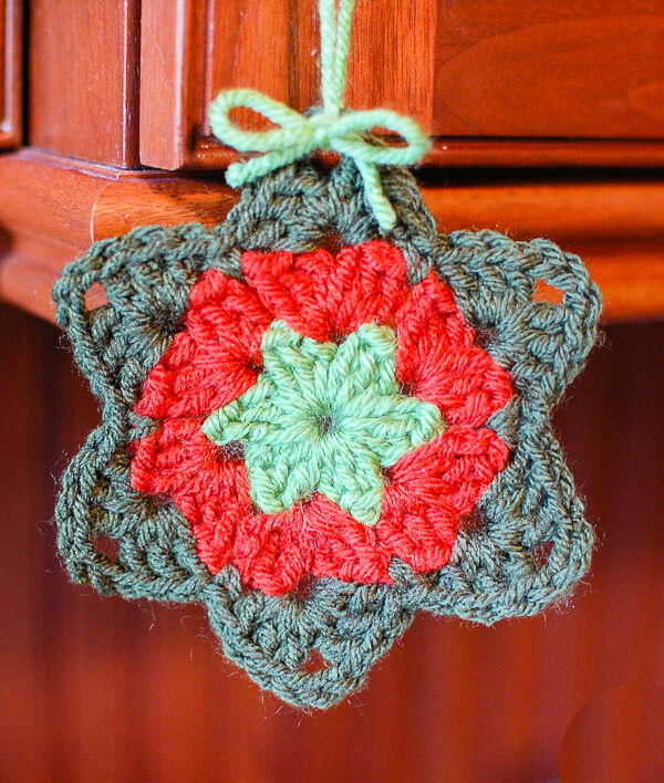 Granny Star Crochet Pattern | www.petalstopicots.com