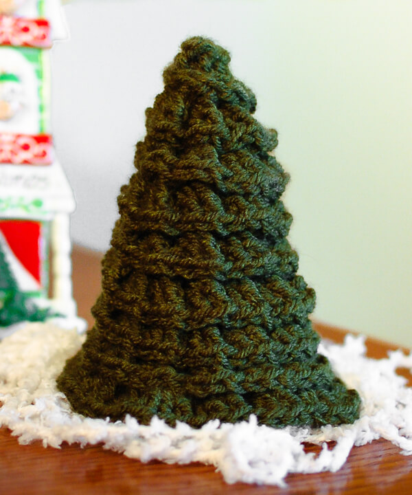Free Christmas Tree Crochet Pattern | www.petalstopicots.com | #crochet #Christmas #pattern