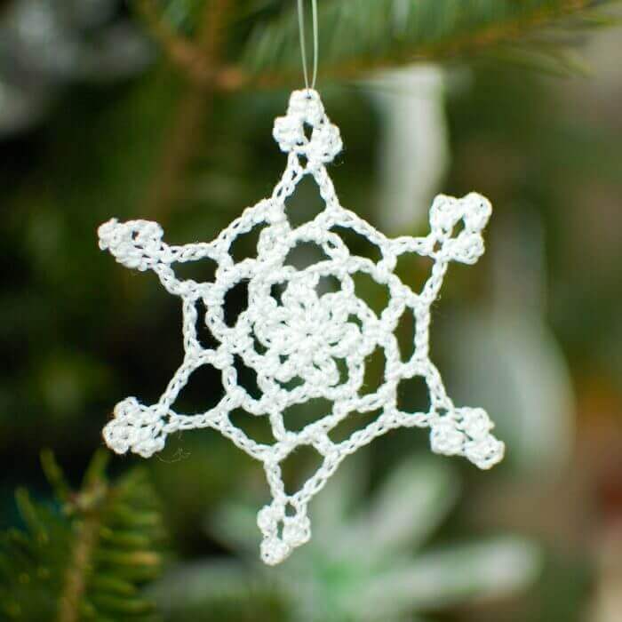 Dainty Lace Snowflake Pattern | www.petalstopicots.com | #crochet 
