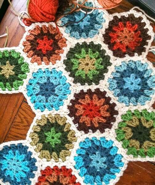 Granny Hexagon Pattern | www.petalstopicots.com