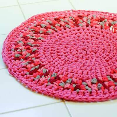 Crochet Rug Pattern | www.petalstopicots.com