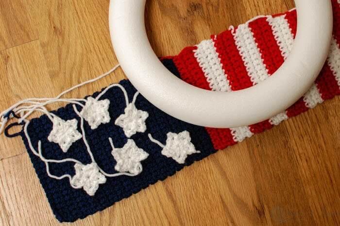 American Flag Wreath Crochet Pattern | www.petalstopicots.com