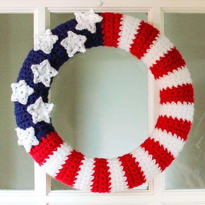 American Flag Wreath Crochet Pattern | www.petalstopicots.com