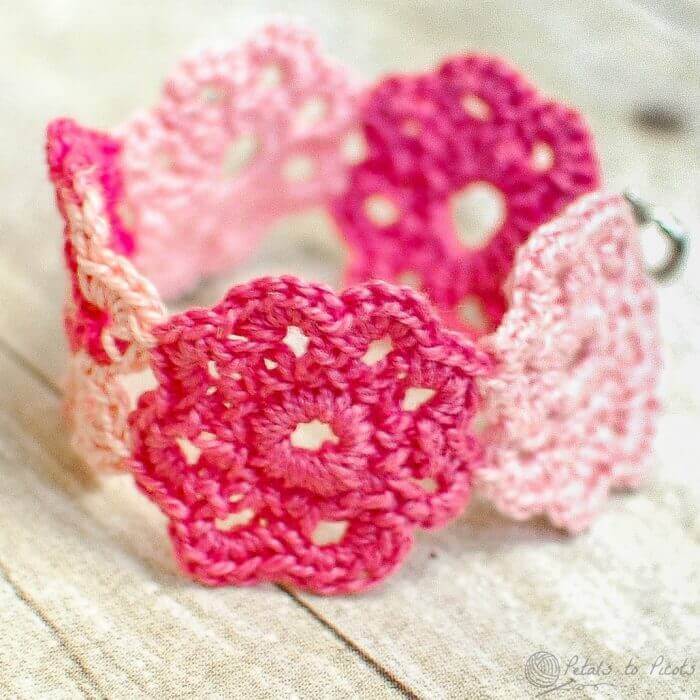 Crochet Flower Bracelet | www.petalstopicots.com | #crochet #flower #bracelet #jewelry #pattern