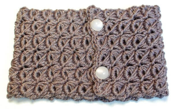 Broomstick Lace Cowl Pattern | www.petalstopicots.com