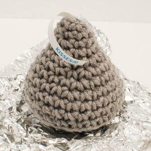 Crochet Hershey Kiss Pattern | www.petalstopicots.com | #crochet #ValentinesDay #kiss