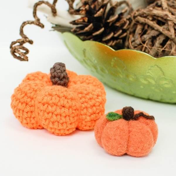 Little Pumpkin Crochet Pattern | www.petalstopicots.com