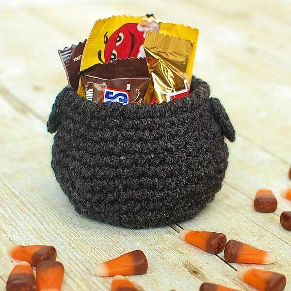 Halloween crochet cauldron-2