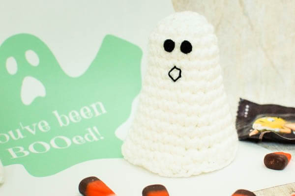 Halloween Ghost Crochet Pattern | www.petalstopicots.com