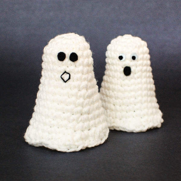 Halloween Ghost Crochet Pattern | www.petalstopicots.com