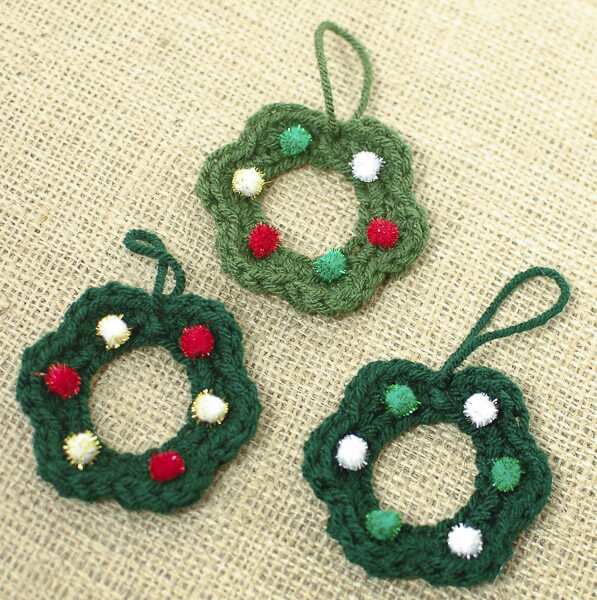 Wreath Crochet Pattern | www.petalstopicots.com | #petalstopicots