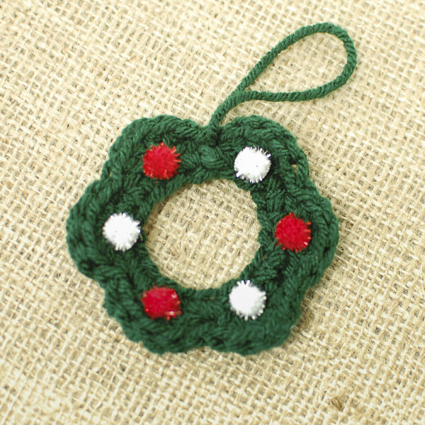 Wreath Free Crochet Pattern | www.petalstopicots.com | #petalstopicots