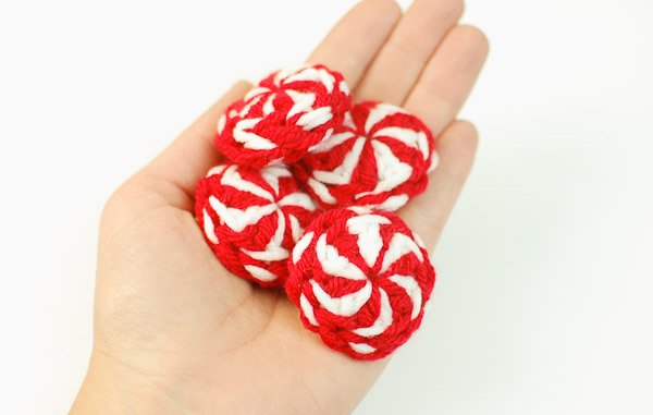 Peppermint Candies Christmas Crochet Pattern | www.petalstopicots.com 