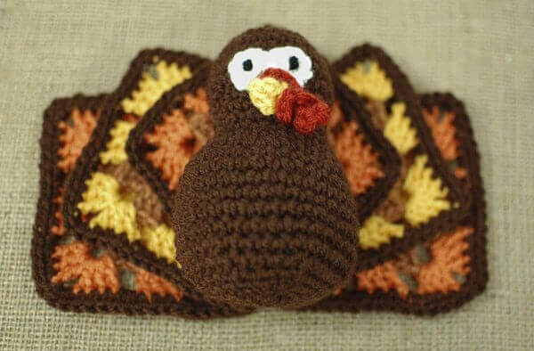 Thanksgiving Turkey Crochet Pattern | www.petalstopicots.com