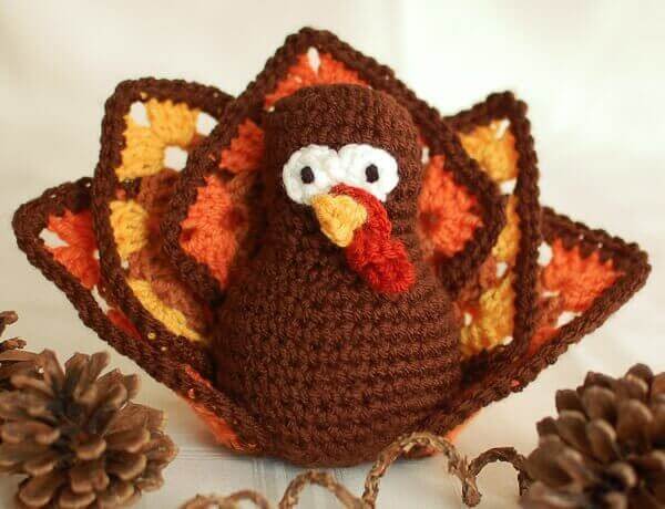Thanksgiving Turkey Free Crochet Pattern | www.petalstopicots.com