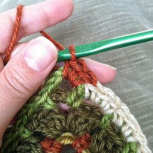 How to Seamlessly Change Colors in Crochet - Step 2 | www.petalstopicots.com