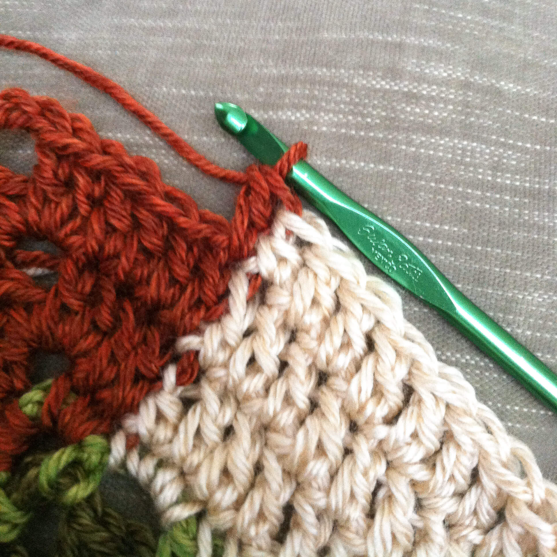 How to Seamlessly Change Colors in Crochet | www.petalstopicots.com