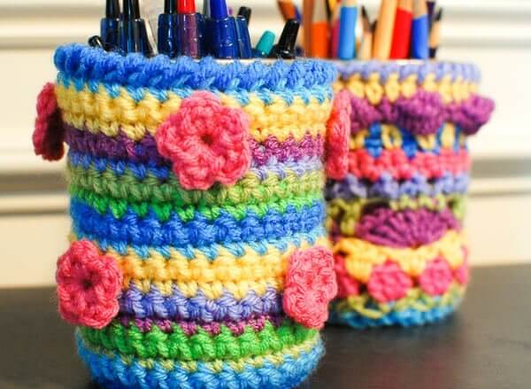 Crochet Mason Jar Cozy Pattern | www.petalstopicots.com | #crochet #masonjar #crafts #cozy #pattern