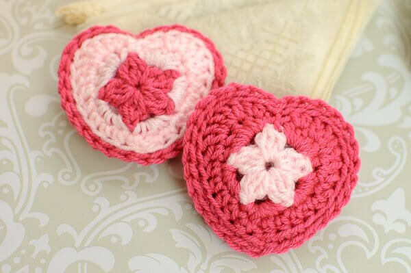 Crochet Heart Sachet Pattern | www.petalstopicots.com