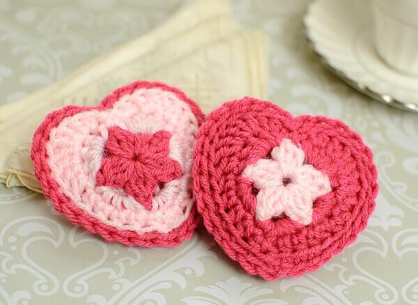 Crochet Heart Sachet Pattern | www.petalstopicots.com