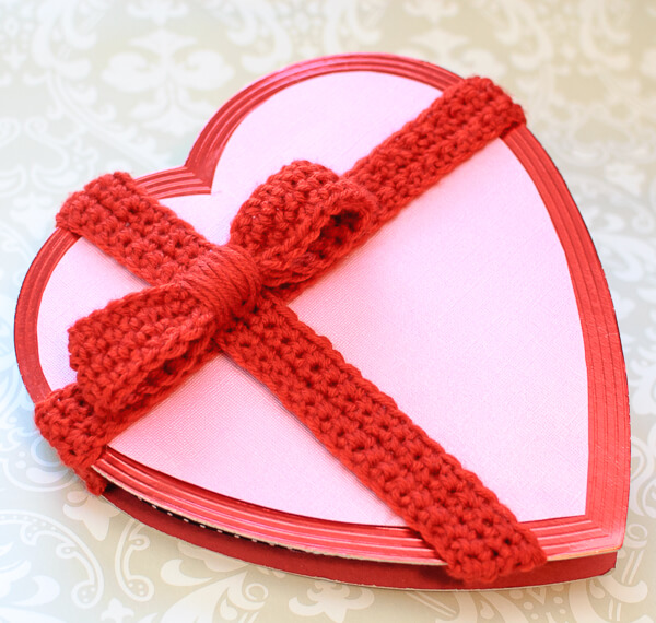 Decorate a Plain Valentine's Box with this Crochet Bow Pattern | www.petalstopicots.com | #crochet #Valentine #VanlentinesDay #bow