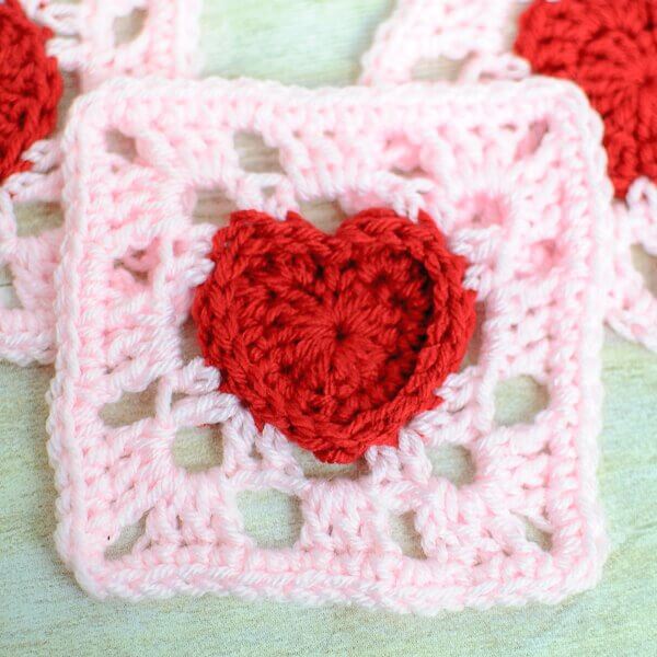 Heart granny square crochet pattern | www.petalstopicots.com | #crochet