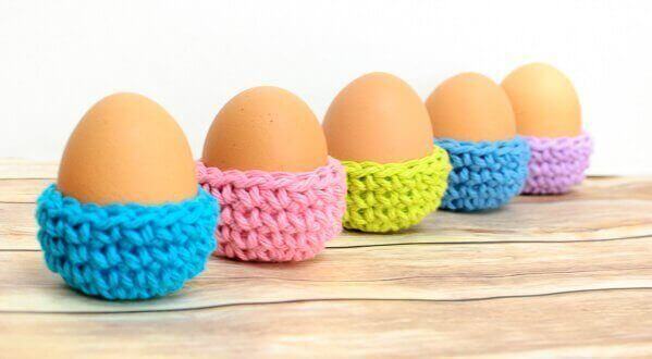 Easter Egg Cozy Crochet Pattern | www.petalstopicots.com | #crochet #Easter #cozy #egg #decor