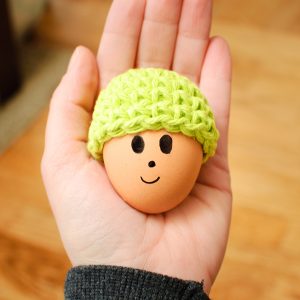 Easter Egg Cozy Crochet Pattern | www.petalstopicots.com | #crochet #Easter #cozy #egg #decor