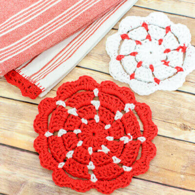 Crochet Potholder Patterns - large and small sizes | www.petalstopicots.com