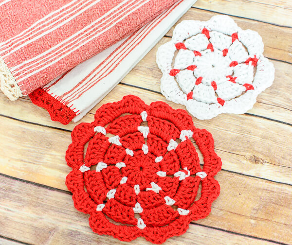 Crochet Potholder Patterns - large and small sizes | www.petalstopicots.com