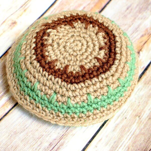 Crochet Yarmulke Pattern | www.petalstopicots.com | #crochet