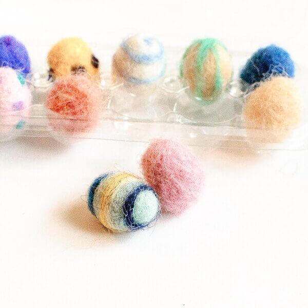 Needle Felted Easter Eggs Tutorial}