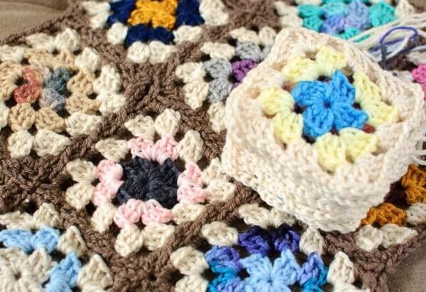 The return of the scrap yarn granny square - Crochetbug