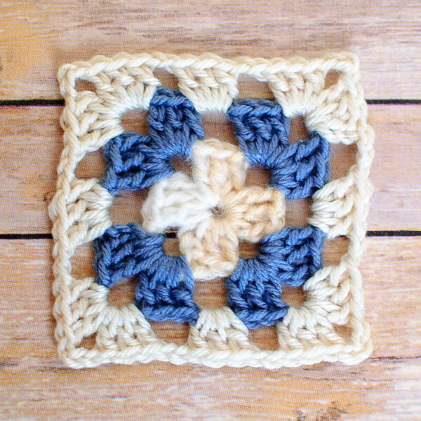 Crochet Granny Square Pattern | www.petalstopicots.com | #crochet 
