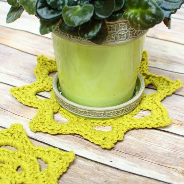 Chunky Crochet Doily Pattern in Two Sizes | www.petalstopicots.com | #crochet #pattern #doily