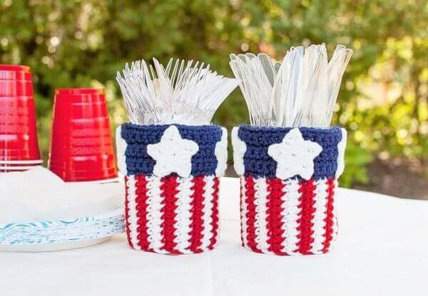 Patriotic Mason Jar Utensil Holder Crochet Pattern | www.petalstopicots.com