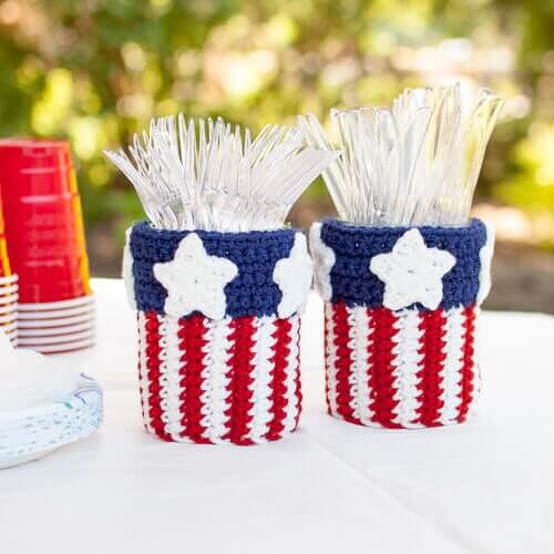 Patriotic Mason Jar Utensil Holder Crochet Pattern | www.petalstopicots.com