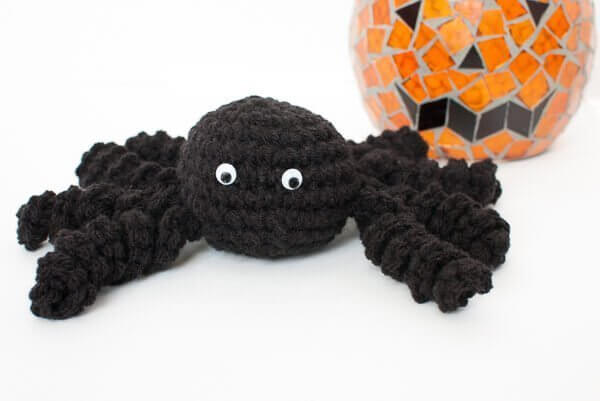 Halloween Spider Crochet Pattern | www.petalstopicots.com