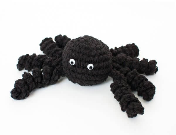 Halloween Spider Crochet Pattern | www.petalstopicots.com