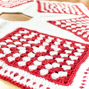 Free Crochet Christmas Tree Skirt Pattern | www.petalstopicots.com | #crochet #Christmas #edging #treeskirt