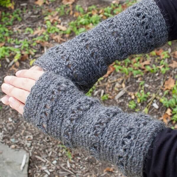 V-Stitch Wristwarmer Crochet Pattern www.petalstopicots.com #crochet #wristwarmers 