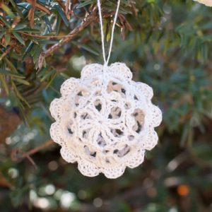 Free Crochet Christmas Ornament Patterns | www.petalstopicots.com | #crochet #lace #Christmas #ornaments