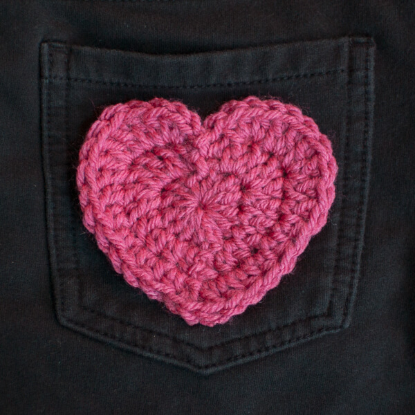 Crochet Heart Applique Pattern | www.petalstopicots.com | #crochet #heart #pattern #ValentinesDay