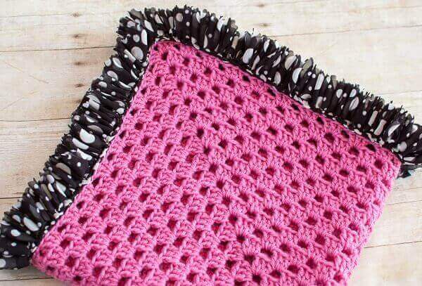 Ruffle Edged Crochet Baby Blanket Pattern | www.petalstopicots.com