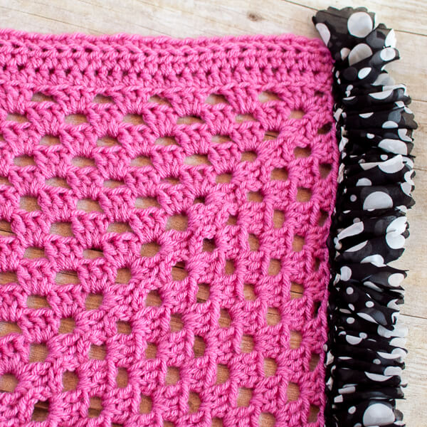 Ruffle Edged Crochet Baby Blanket Pattern | www.petalstopicots.com | #crochet #baby #blanket #afghan