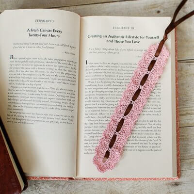 Pretty Lace Crochet Bookmark Pattern | www.petalstopicots.com | #crochet #pattern #lace #bookmark
